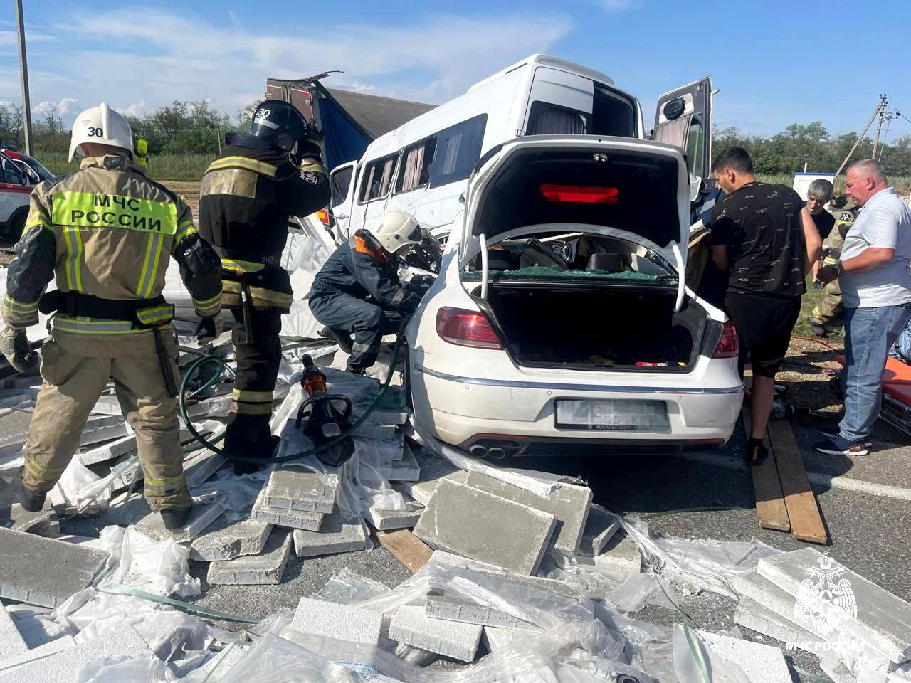 В страшной аварии в Армаваре столкнулись грузовик, легковушка и микроавтобус